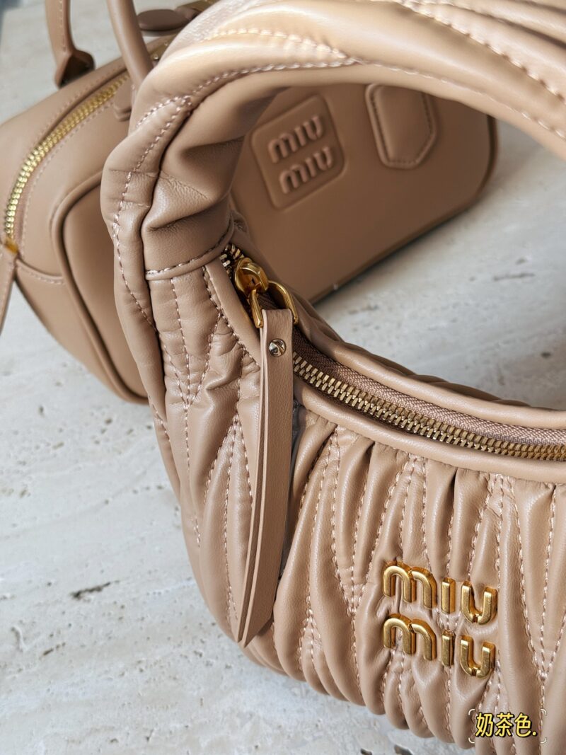 a49f3e1f13.jpg 210 box
size:22*11cm
MiuMiu girl who can be cool and cute
Miumiu wander bag
Easy to match, can handle any style
The material is very soft
The capacity is also very good
Retro and playful hobo bag shape
It's a bag that I've been taking out almost ev...