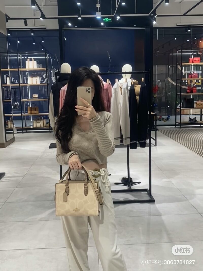 a4a1a74b3d.jpg COACH | New Maggie Tote! A small tote bag with just the right size for live pictures
New Series Maggie Tote