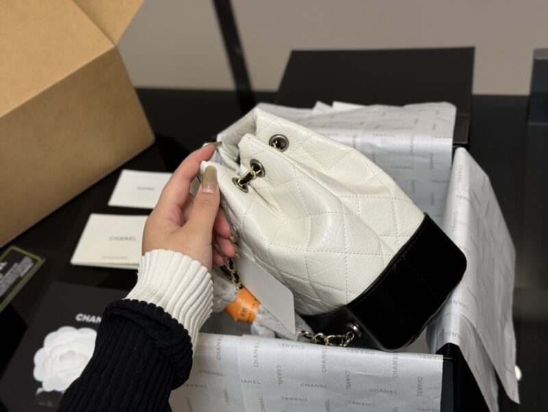 Comes with folding box airplane box
Chanel Gabrielle
I have always loved the classic wandering backpack
It has a light weight and is easy to carry,
It can be carried in any occasion and adapted to any style.
A classic bag that won't go out of style e...