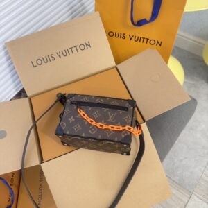 Copy of original order ? MINISOTTRUNK handbag features the iconic Monogram print paired with contrasting resin chain straps, creating a delicate and charming design. This charming handbag has sharp edges and elegant connotations, showcasing a mod...