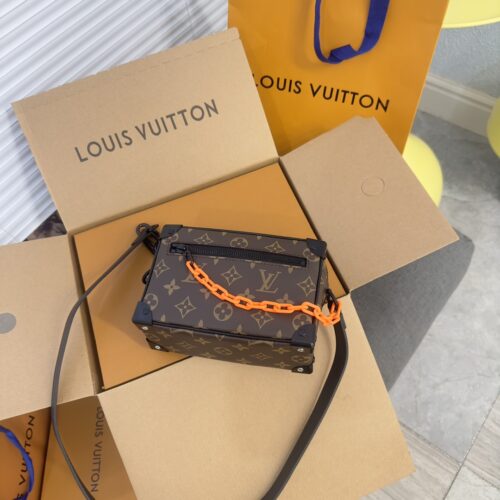 Copy of original order ? MINISOTTRUNK handbag features the iconic Monogram print paired with contrasting resin chain straps, creating a delicate and charming design. This charming handbag has sharp edges and elegant connotations, showcasing a mod...