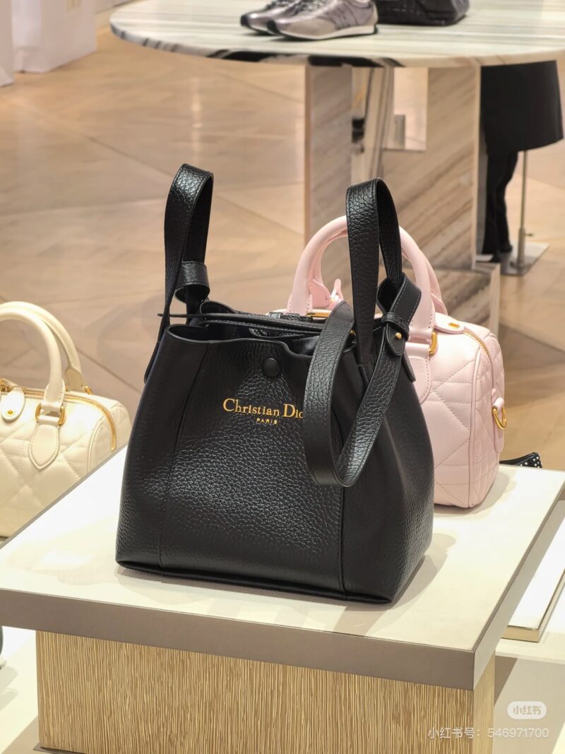 Dior has released another new bag
This water bucket is definitely the "practical king", made of full grain cowhide, ultra light, super large capacity, classic and versatile black gold, and filled with buffs