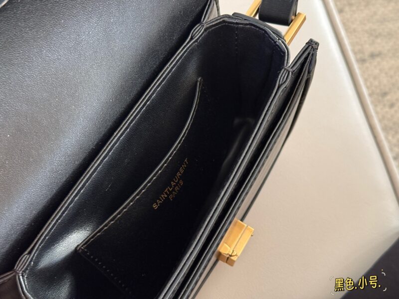 a4c866845a.jpg 225 230 box upgrade version
Size: 17 * 13cm (small)
23 * 16cm (large)
ysl Solferino
Original factory fine toothpick patterned Box cowhide,
The hand feel and flexibility of the leather surface are both very good!
The newly designed "L" letter is spli...