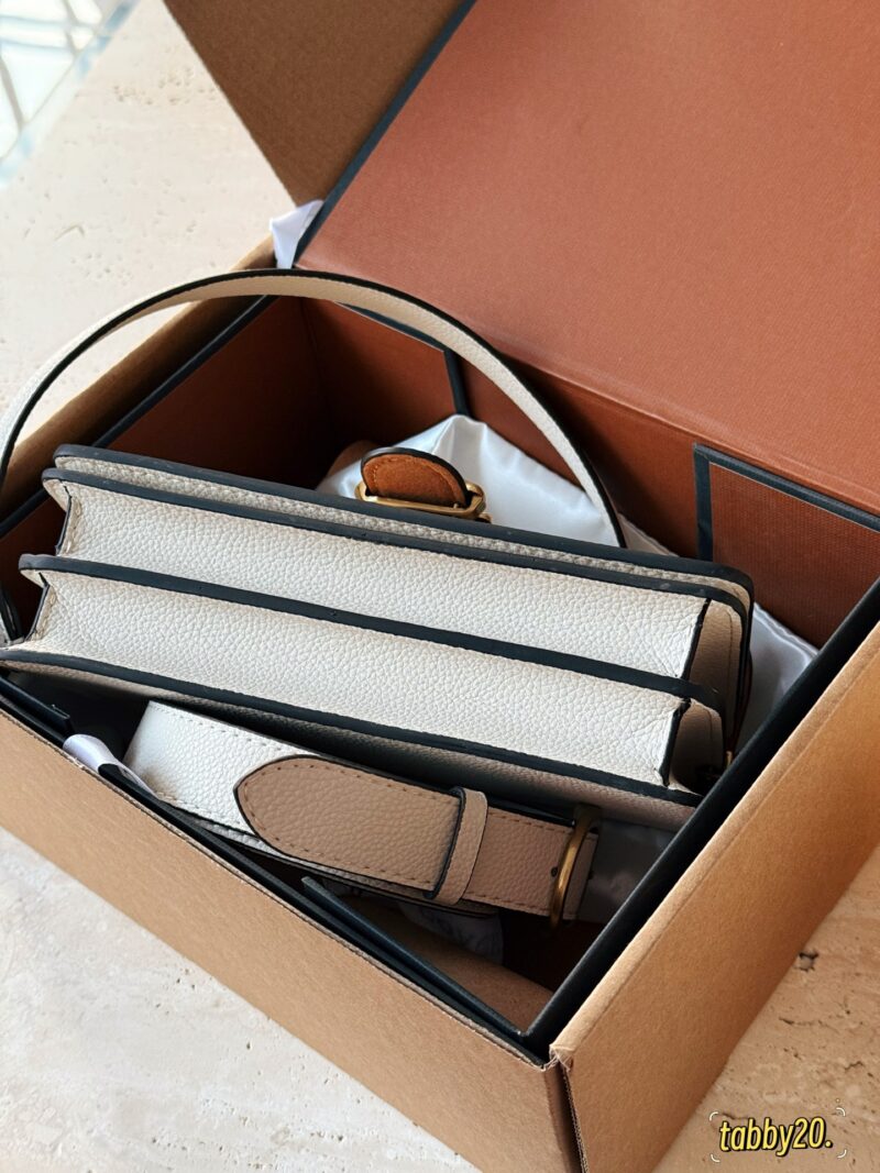 a4d14e11a3.jpg 250 boxes
size:20*11cm
C Home | Tabby20 Exquisite and Compact
Handheld crossbody can be freely matched and versatile!
The mini version tabby20 ° White Moonlight Out of Stock King is really the love of every little girl!