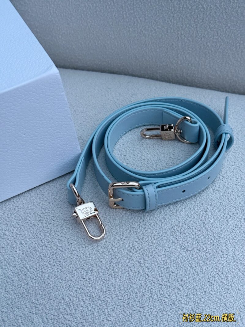 a4d7e20c11.jpg 210 255 box
Size: 12.5 * 11.5cm (ultra mini)
22*12cm
Dior handbag by Diana
D Family Princess Blue Shirt
It's very simple and elegant to hold in your hands and shoulders!
The milky blue color looks refreshing and invigorating