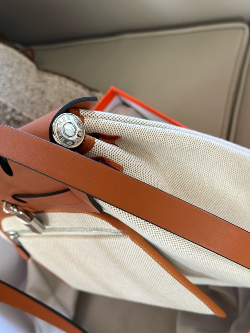 270 boxes
size：31*26cm
Hermes handbag
Canvas shopping bag ?
A bag that is easy to pack in physical form
Recently, I have been carrying my back while traveling
There is texture! Super advanced!
Its capacity is very friendly