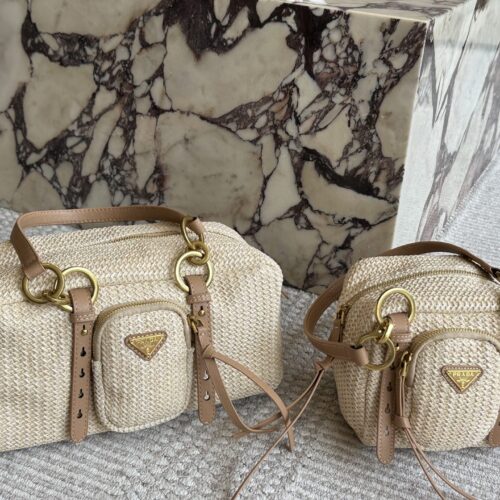 240, 155
size：30 14cm/16 13cm
Prada 2025 Latest Collection
I feel like it's really going to catch fire
Choosing between large and small sizes is difficult
Simple and sophisticated!