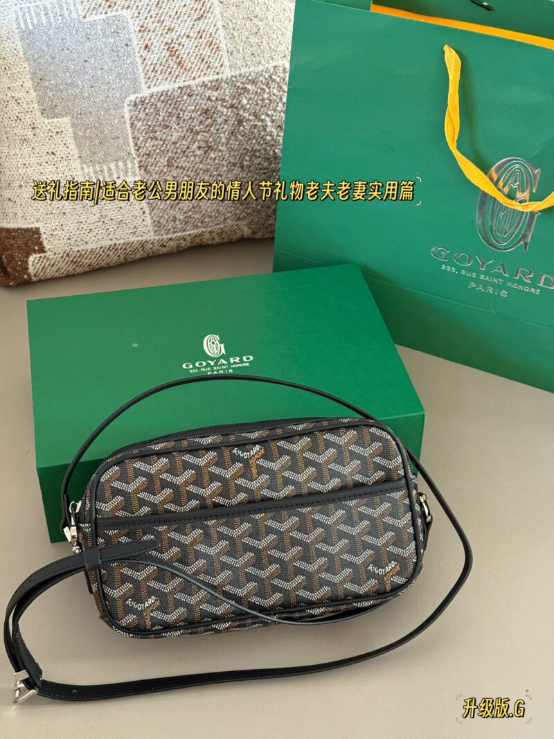 a505710abc.jpg 205 Upgraded Edition Box
size:24*14cm
Goya Goyard Camera Bag
Boys and girls use it!
The upper body effect is absolutely stunning~
Very easy to match in daily life~
Both boys and girls can buy it!