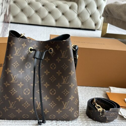 255 wide shoulder straps with box
High quality daily recommendation
L Home Bucket Bag Noe Bucket
This water bucket has a soft texture
Size: 26cm
Cross shoulder/single shoulder is more comfortable
Search for Lv bucket bag