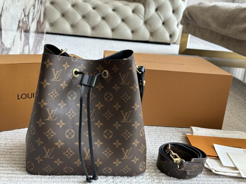 255 wide shoulder straps with box
High quality daily recommendation
L Home Bucket Bag Noe Bucket
This water bucket has a soft texture
Size: 26cm
Cross shoulder/single shoulder is more comfortable
Search for Lv bucket bag