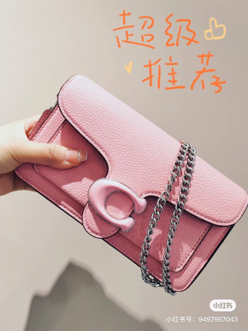 COACH Tabby Family New Member
That's right~The new member of tabby0, also known as the open hanging version, is an 18 centimeter mini version
The point that touched me this time is that Clogo's buckle is wrapped in full leather
The color tone of the ...