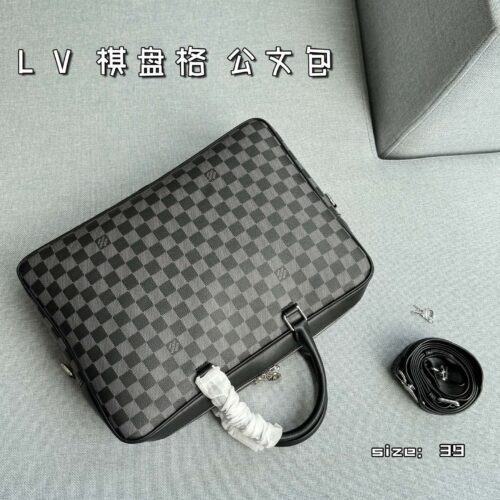 Cowhide 340
size：39×29
LV checkerboard commuting bag, office bag, computer bag, single shoulder crossbody bag
Can be carried diagonally or by hand
The capacity is also very large, it can hold files and computers
Black versatile, classic
The materi...