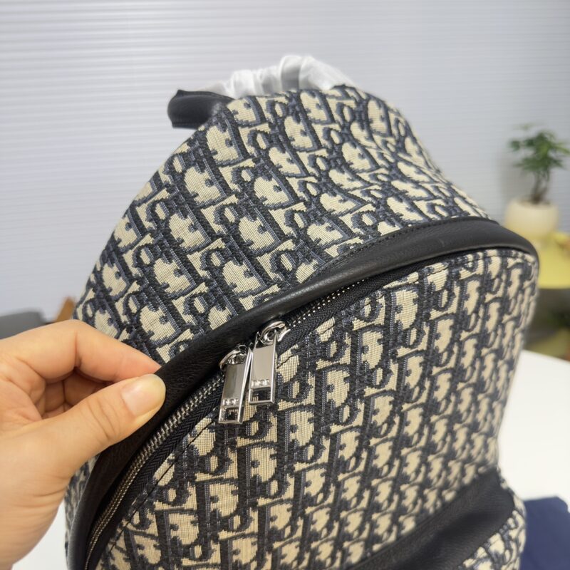 Classic canvas bag paired with cowhide, perfect for both men and women in spring and summer retro style. This bag hits the heart with just one glance, featuring a neutral blue herringbone embroidery and vintage waterproof technology fabric. Dior's co...