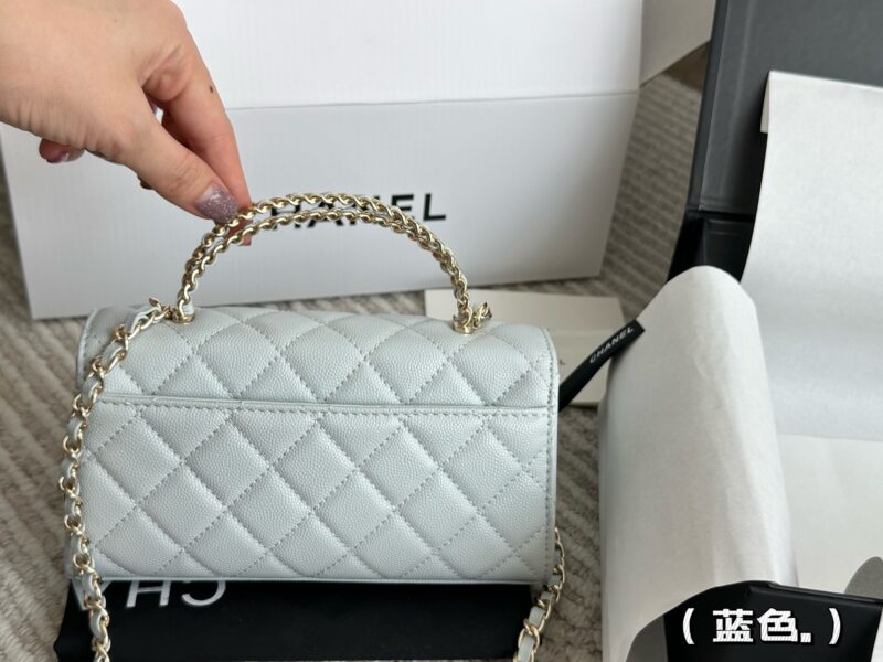 a58666a139.jpg 210 box
size:19*10cm
Xiaoxiangjia 23Kelly Mobile Bag
This bag type is a whole love to live in
Little Kelly Grandma/Exquisite and Cute/
You can put your phone on
Can be carried by hand or slung diagonally
The caviar cowhide is too perfect!