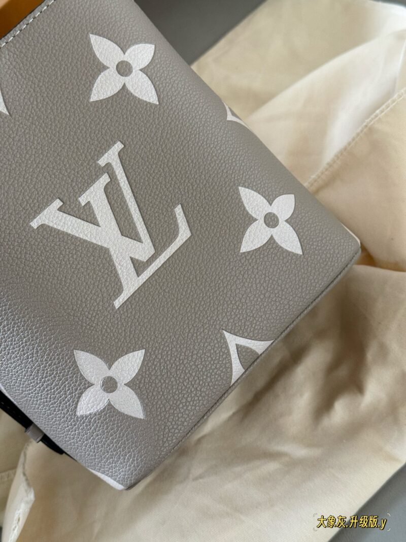a5895a5976.jpg 235 box
size:18*16cm
ALL IN BB Heavy Attack
Who wouldn't be confused after reading this!
I didn't expect to like it more and more as I watched it
There are two sizes of holes for L home AII IN BB
25ss bucket bag