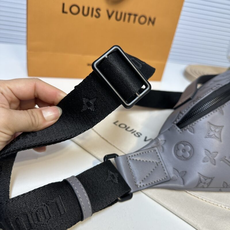 Donkey waist bag/chest bag model M25227 full leather gray. This waist bag design is not only practical but also enhances the overall design sense, making it easy to raise the body proportion. The bag can be worn as a chest bag or crossbody bag, and c...