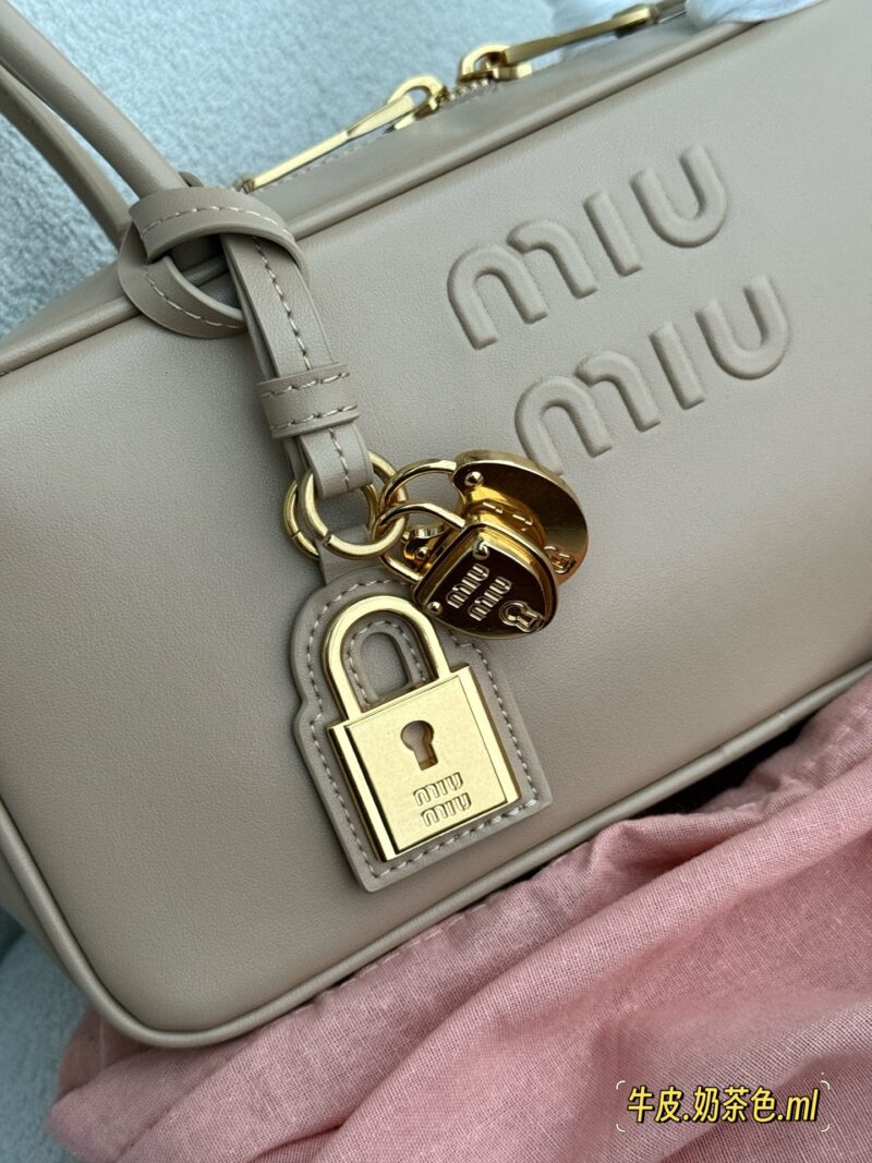 290 box cowhide (upgraded version)
Size: 28.5 * 4cm (large)
The new miumiu handbag has such a stunning appearance!
Bowling/briefcase/beau series
Small lock hardware accessories, shiny and shiny!
The sweetness of the bag is just right!
It's hard not t...