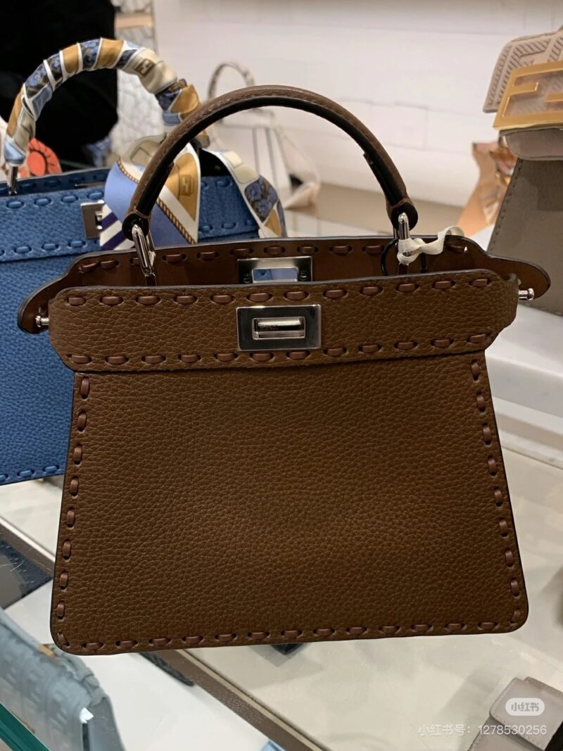 Fendi is versatile in any style of clothing, casual or professional, even down jackets, exuding a low-key and luxurious temperament.