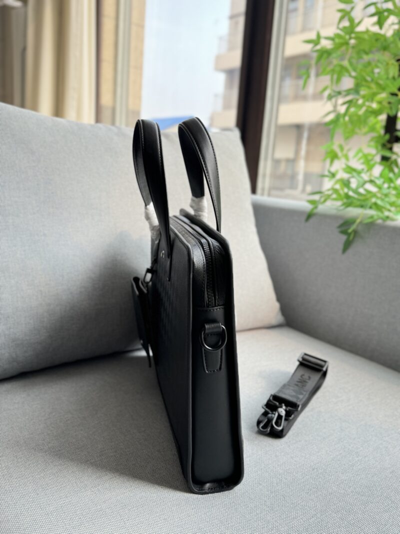 a5c03830f6.jpg 350 cowhide
size:38×28
MONTBLANC Fashion 3.0 Series Handheld Single Shoulder Crossbody Bag, briefcase
This briefcase is very useful for work and business trips. It has a large capacity and can easily store computer files and anything else. Moreove...