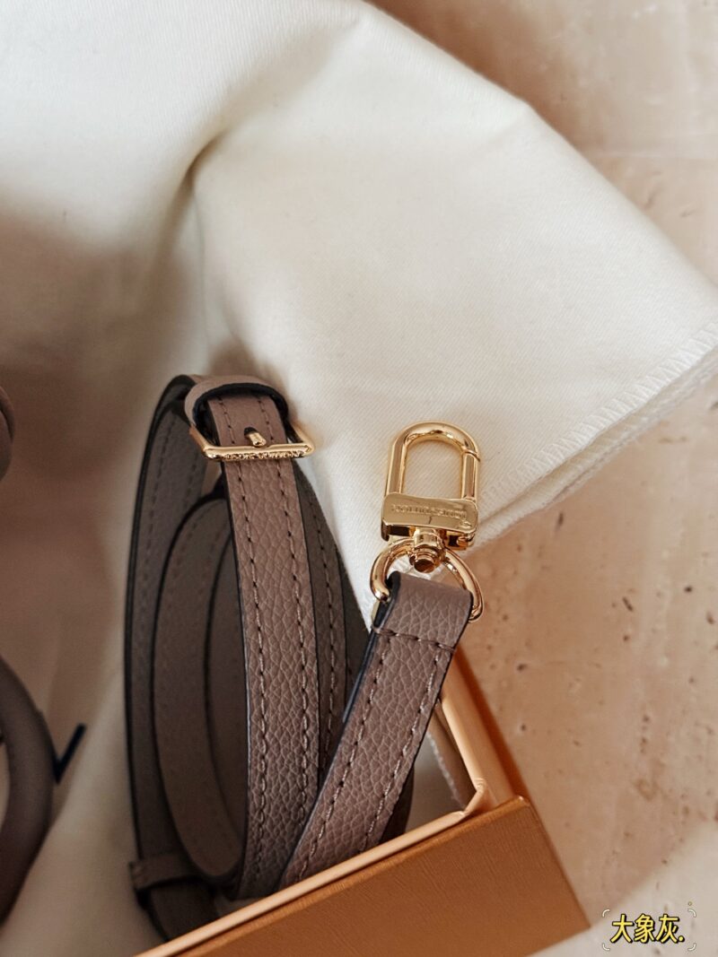 205 box
Size: 16 * 10cm (mini)
L Home Speedy Nano Elephant Grey
Experience the joy of Nano together~
Carrying a small bag, I really love it, love it~
Search: Lv nano
