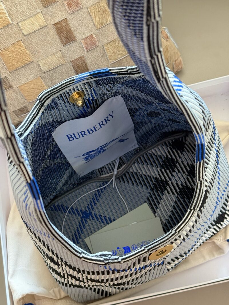 a5c1e35e2f.jpg 260 without box
size:27*22cm
Share it quietly
Bur | hobo plaid armpit bag
The new product is so cute
Versatile, I really love it
Moss color/dark blue/
