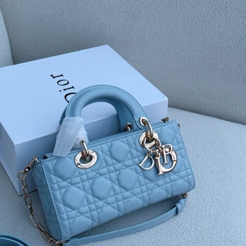 210 255 box
Size: 12.5 * 11.5cm (ultra mini)
22*12cm
Dior handbag by Diana
D Family Princess Blue Shirt
It's very simple and elegant to hold in your hands and shoulders!
The milky blue color looks refreshing and invigorating