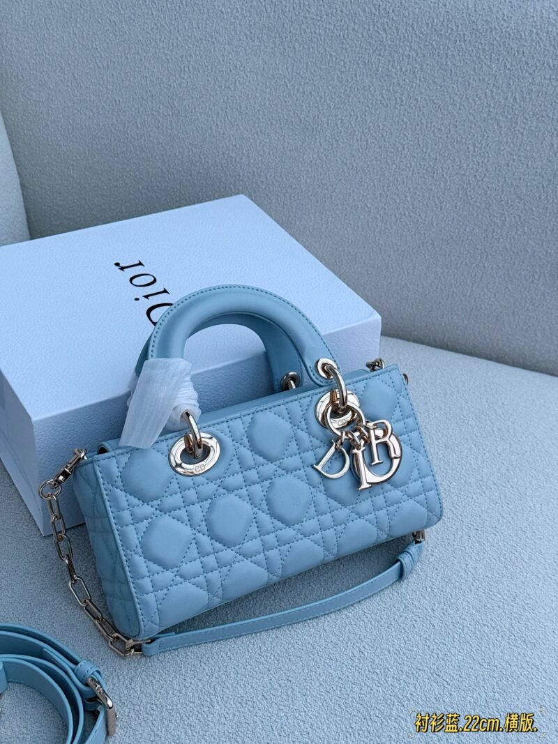 a5c614ead4.jpg 210 255 box
Size: 12.5 * 11.5cm (ultra mini)
22*12cm
Dior handbag by Diana
D Family Princess Blue Shirt
It's very simple and elegant to hold in your hands and shoulders!
The milky blue color looks refreshing and invigorating