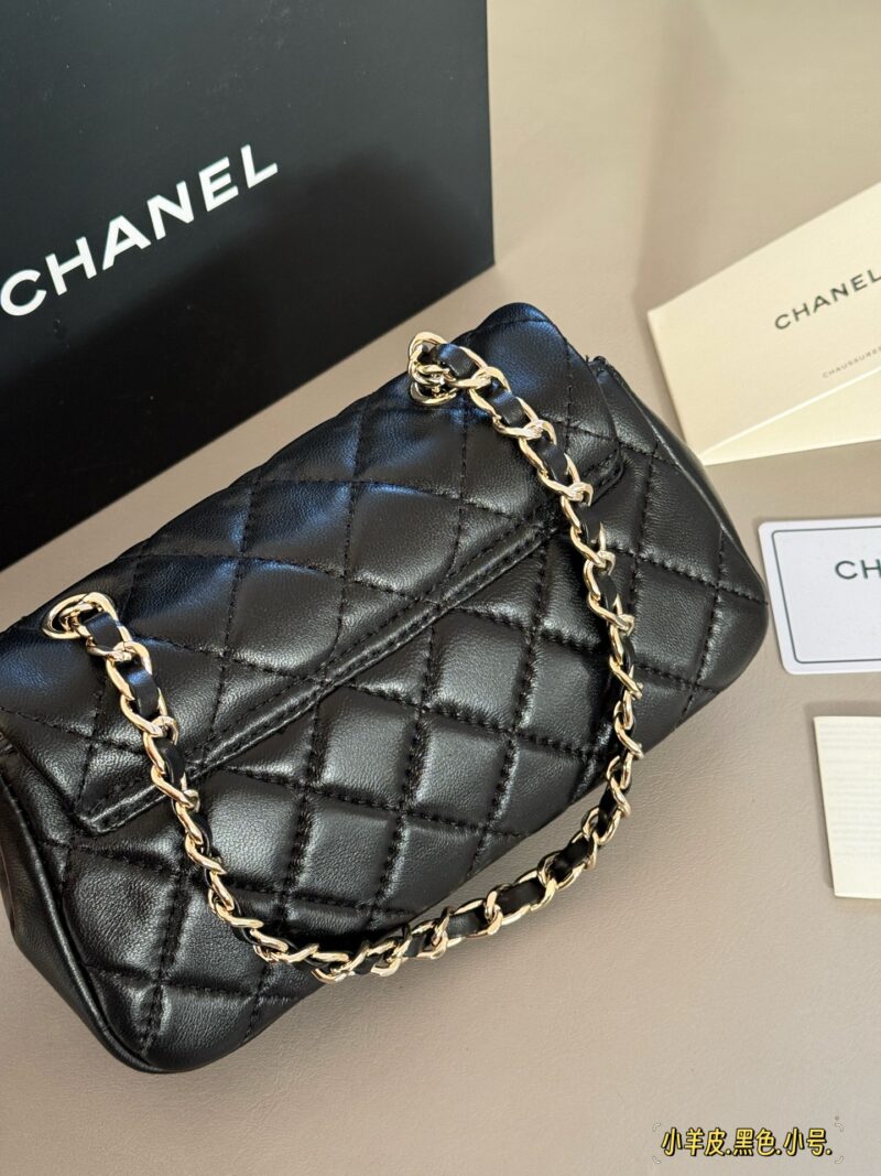 275, 280 box top lambskin
Size: 20 * 12cm (small size)
22 * 14cm (large size)
25S Treasure Black Horse
Xiaoxiangjia Mini CF~
There is this cute and cost-effective little one available
Black lambskin+light gold swivel buckle
Chanel's most classic conf...