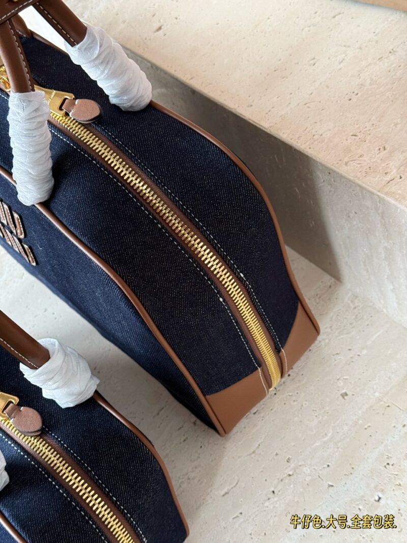 a5cfecf3cc.jpg 320310 comes with a complete set of packaging
Size: 35 * 22cm (large)
28 * 15cm (small)
Miumiu bowling/briefcase/
Miu is here to steal money again! The new denim briefcase is here!
It's nice to carry on your back
The appearance is Princess Miumiu!