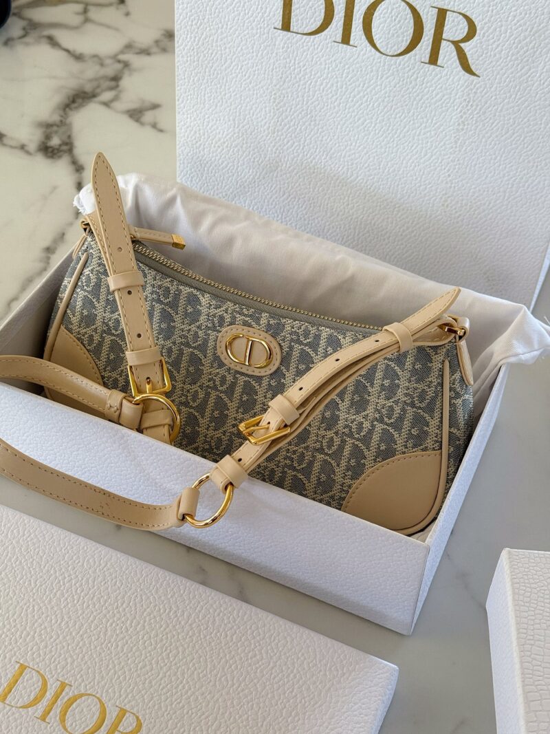 a5da5e62e3.jpg 270 pairs of cowhide
size:26*11cm
This bag is enough for summer
D family has secretly released a new style of dumpling dumplings
Upgraded version/Underarm bag
The capacity is very large!
Summer travel is easy and beautiful