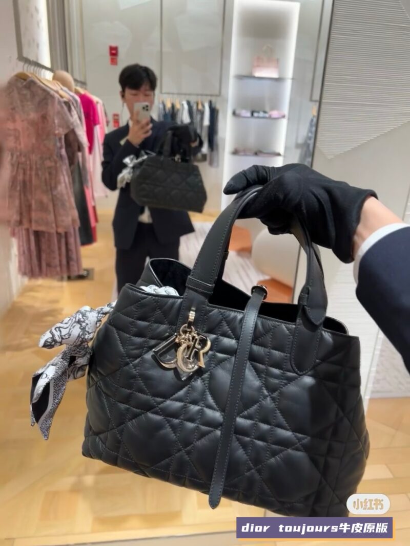 Dior's new Toujours collection this year
It looks so good that it's like I love it at first glance
Different from the previously popular tough diamond patterned Toujours, the bag is softer and lighter in shape
