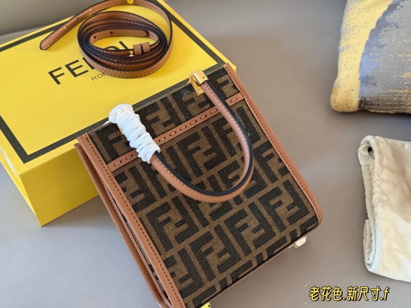 a62f2ce63c.jpg 205 box
size:18*14cm
24ss Fenditote tote bag
A new size has been released
Small tote bags are perfect for daily outings
Practical and versatile!