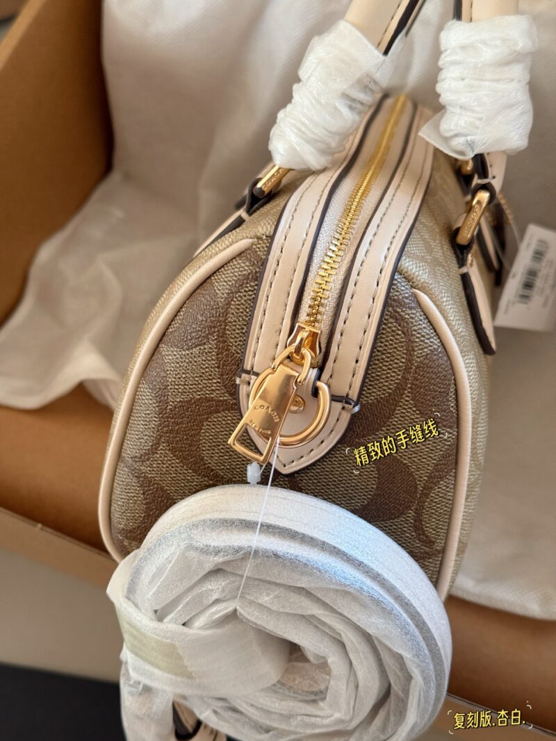 a633c3f696.jpg 230 (full package) replica version
size:18*12cm
C Home 24ss Pillow Bag/New Product Upgraded Again
Super cute mini Boston
Classic small size
Small body, large capacity!
Channel goods are very rare!
Search Coach Pillow Bag