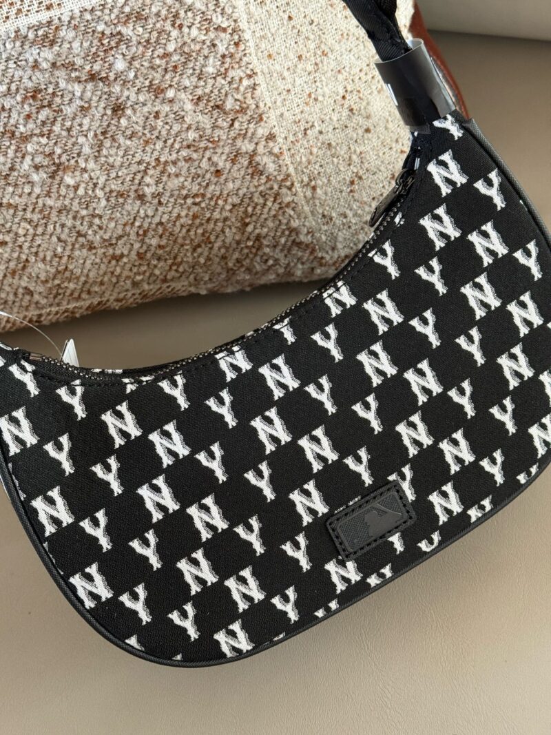 a63ad22889.jpg 170 boxes
size:22*15cm
Summer travel|
We can't do without an MLB armpit bag
MLB Cowboy Canvas Underarm Bag
The capacity is not small either
Can accommodate travel beauty gadgets
Who wouldn't love retro vintage vintage MLB? It's really amazing!