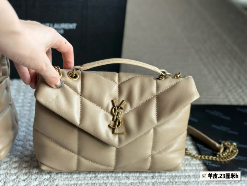 a63fc4227c.jpg 300, 190 with box sheepskin
Size: 29 * 22cm (large)
23 * 16cm (small)
YSL Cloud Bag
LOULOU PUFFER
Quilted lamb leather bag
Like embracing clouds ?? General feeling