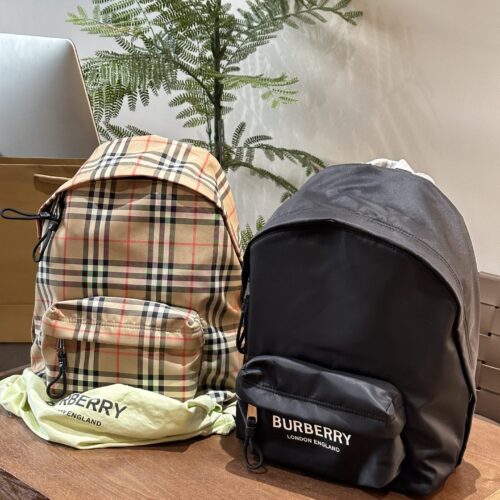 Burberry plaid backpack p225
Vintage vintage plaid material, paired with smooth leather trim, this backpack is priced at five to six thousand yuan, and it's hard to find a bag. Of course, besides being stylish, it's also very useful, lightweight and ...
