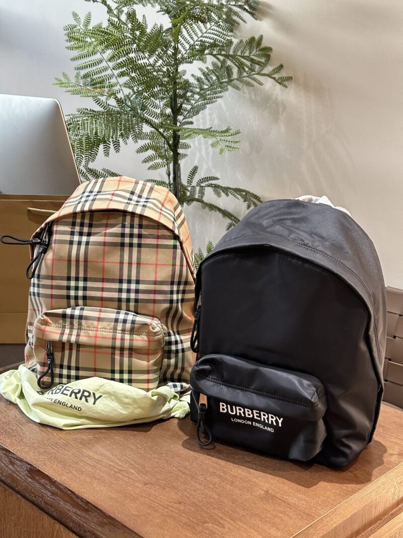Burberry plaid backpack p225
Vintage vintage plaid material, paired with smooth leather trim, this backpack is priced at five to six thousand yuan, and it's hard to find a bag. Of course, besides being stylish, it's also very useful, lightweight and ...