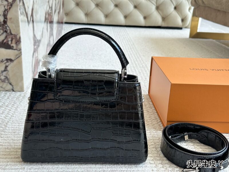 360 gift box cowhide
size :20cm
L Capucines handbag
Full grain grain top layer cowhide!
It feels low-key but has a luxurious texture!!
classic! classic!