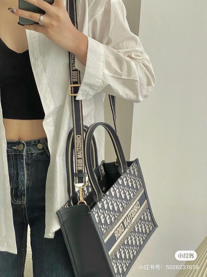 Early spring shoulder strap tote