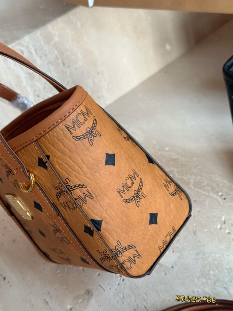 a69037f83f.jpg 220 boxes
size:16*14cm
MCM | Vegetable Basket has a new size!!
Very cute and cute, a small one,
Mobile phone, tissue, key, lipstick, powder, etc
You can fit all the necessary items!
Very practical and versatile~