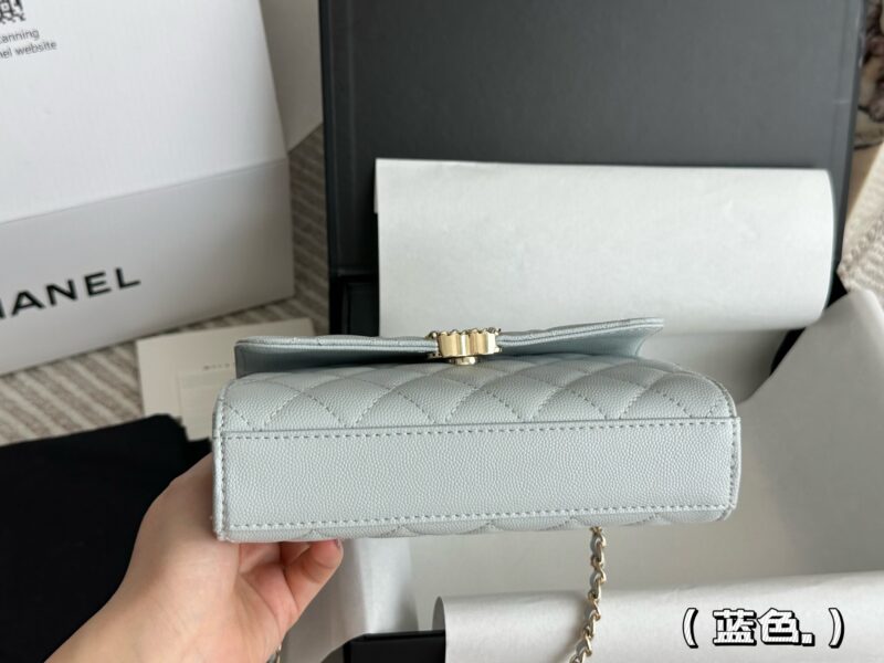 a699d59e49.jpg 210 box
size:19*10cm
Xiaoxiangjia 23Kelly Mobile Bag
This bag type is a whole love to live in
Little Kelly Grandma/Exquisite and Cute/
You can put your phone on
Can be carried by hand or slung diagonally
The caviar cowhide is too perfect!