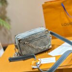 LV denim small box bag that incorporates some futuristic feel
I personally love the 2024 vacation series so much. The futuristic fashion in science fiction movies has a visual effect, so I couldn't wait to flip through this season's new bags. The use...