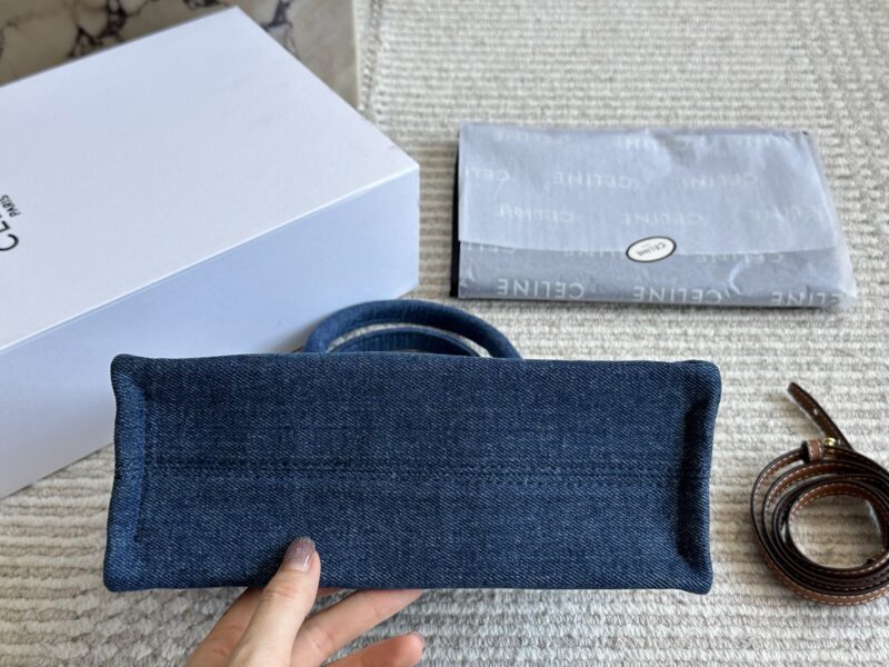 215 boxes
Size: 25 18cm
Celine 23ss small shopping bag
The whole bag is simple and neat,
Full of comfortable denim bags!
Both hands and shoulders are super beautiful