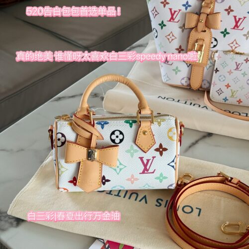 520 Choose a Bag for Girlfriend
265 box (upgraded version y)
size：16*10cm
L Home * Takashi Murakami Nano Pillow Bag
White tri color is newly launched
Looks good, looks good
The bow tie bag hanging is quite cute
Suitable for the upcoming spring and ...