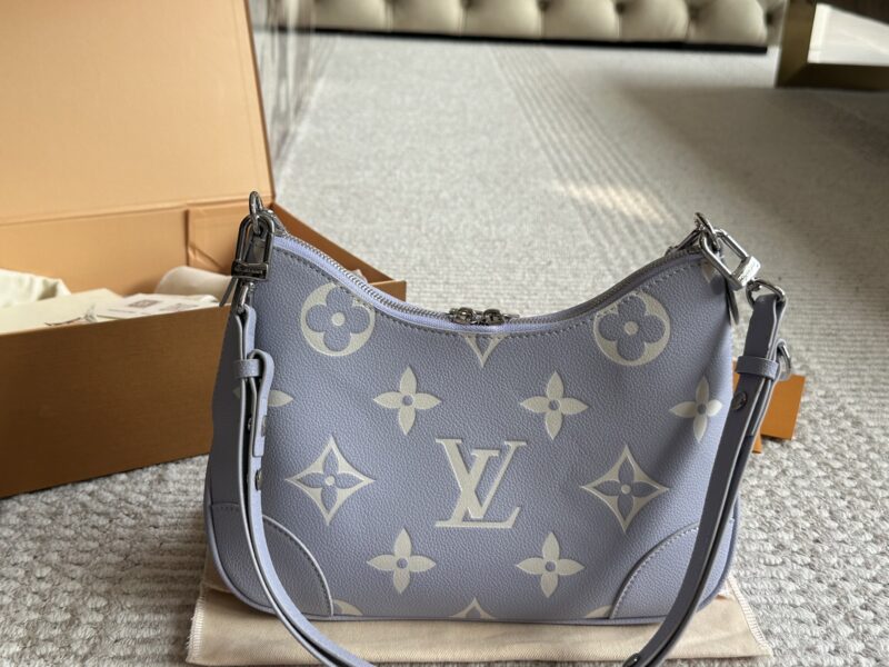a6cb5efeb2.jpg 230 box (gray purple)
size:29*16cm
L's vintage cow horn bun
Vintage Classic Shoulder Bag
Configure shoulder straps ? chain
Both shoulder and crossbody are unbeatable, beautiful and versatile!