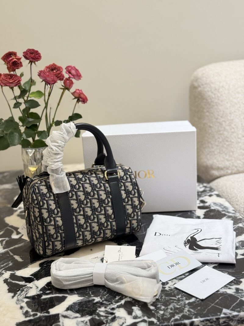 Dior Groove launches new sheepskin p310
Boston handbags were the darling of celebrities in the late 1950s and 1960s. With changes in lifestyle, small-sized Boston bags have become very practical and fashionable for daily use, and the space is also ve...