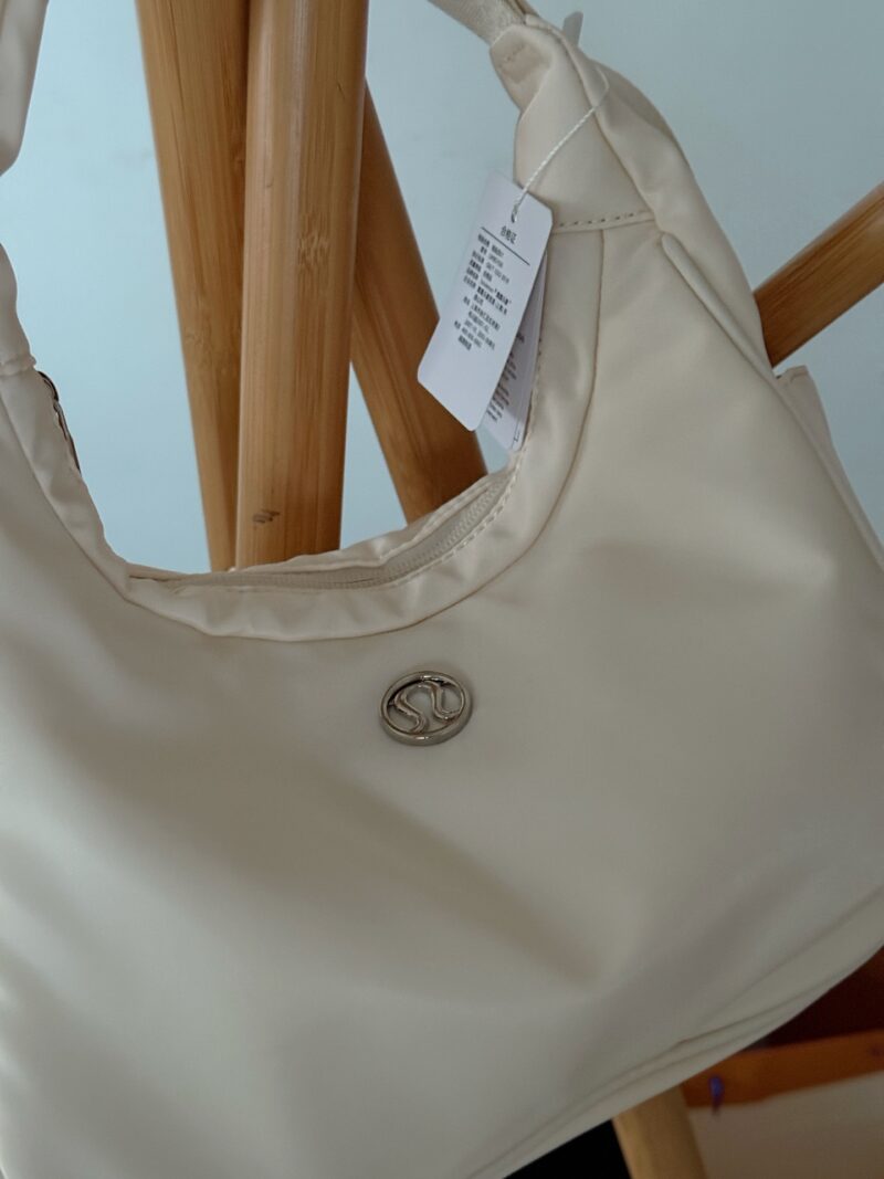 a6ef5701a6.jpg 170 without box
size:29*17.5cm 4L
Lulu new ivory white armpit bag
I fell in love with this armpit bag at first glance
This year's new version is equipped with a small logo, which feels more exquisite and high-end. Lulu's new products can't escape a...
