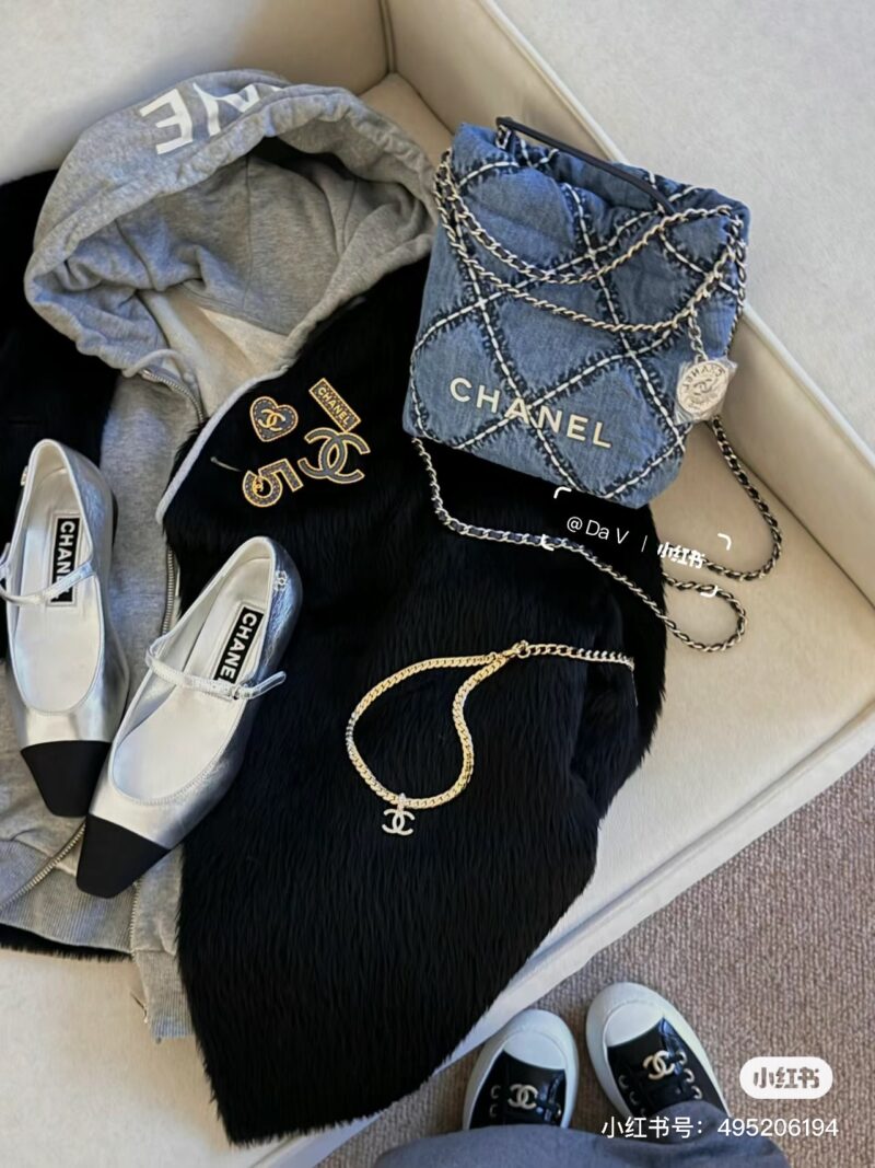 a6fb79a277.jpg Chanel garbage bag mini denim
The Chanel 22bag mini has once again entered the season of being obsessed with denim. The new 24p172bag denim mini is a bit tricky for me! White stitching paired with blue denim
Fashionable and explosive
Same color chain...
