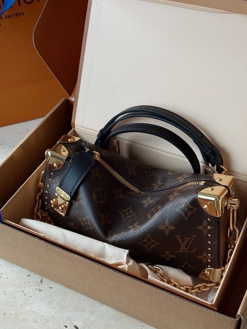 a71f710124.jpg 265 box upgrade version all copper hardware
size:23*12cm
Too exquisite~
25ss early spring runway style horizontal small box
L Home Side Trunk Valley Ailing Box Bag/Box Bag Capacity is Practical and Good Concave Design