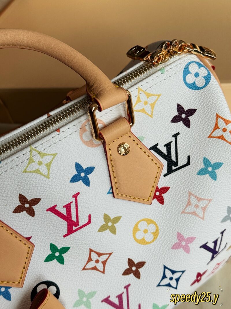 300 box upgrade version y
size：25*19cm
L Home * Takashi Murakami Speed25
White tri color is newly launched
I got the fastest one
Looks good, looks good
The bow tie bag hanging is quite cute
Suitable for the upcoming spring and summer season!